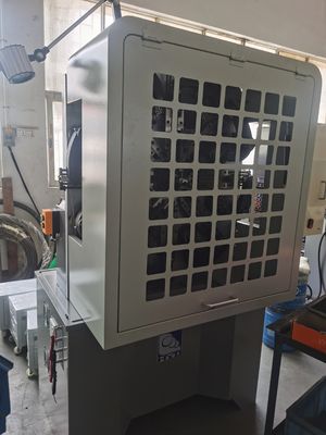 เครื่องขึ้นรูปสปริง CNC 5.5KW มือเสริมและระบบ Decoiler 200KG