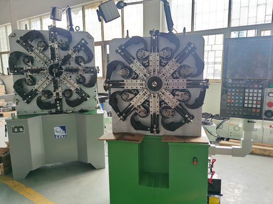 เครื่องขึ้นรูปสปริง CNC 5.5KW มือเสริมและระบบ Decoiler 200KG